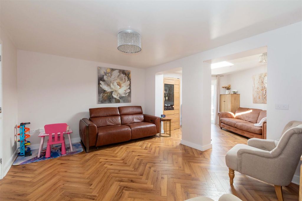 Property photo 3 of 23 3 Ashmount Crescent-10.Jpg