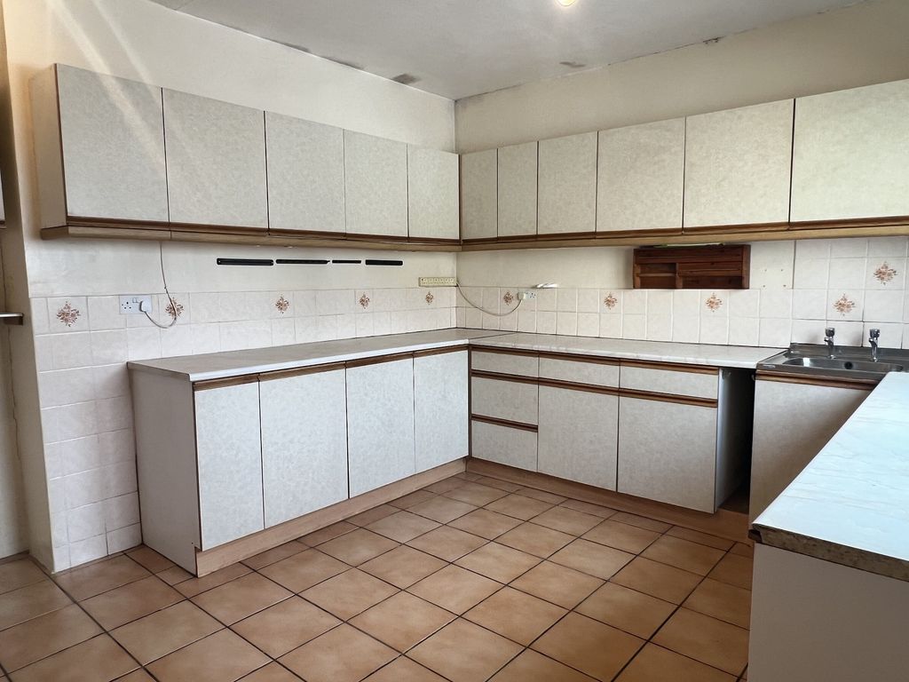 Property photo 2 of 18 Kitchen