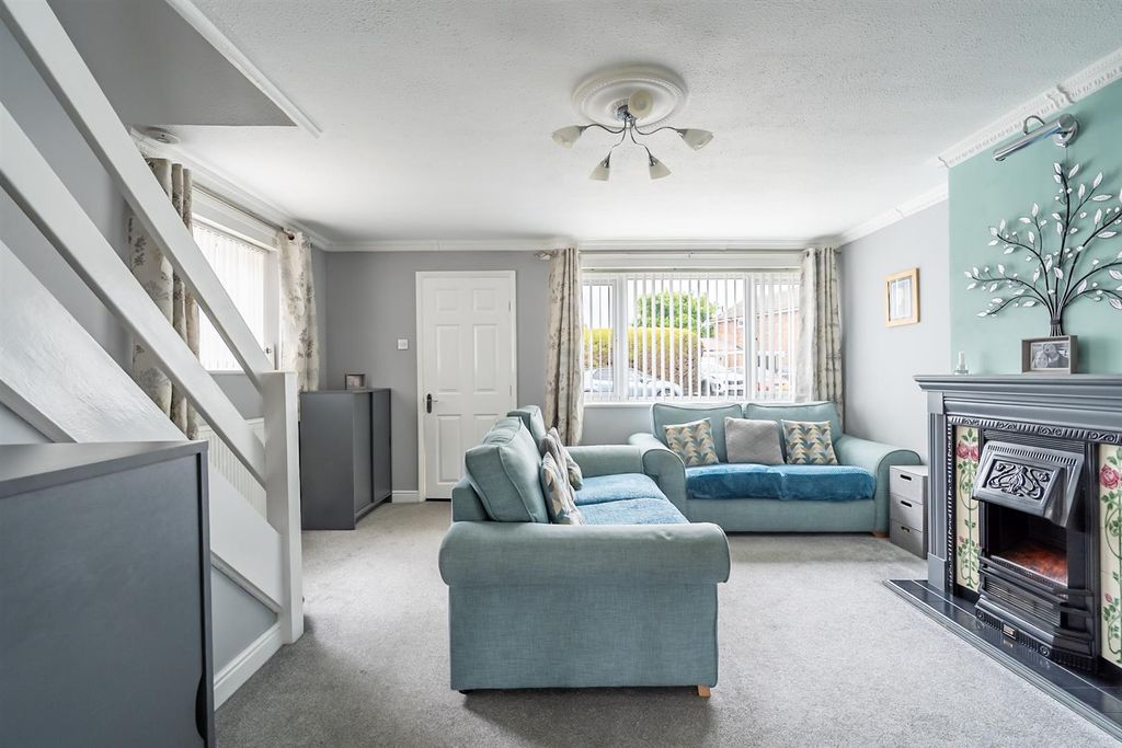 Property photo 3 of 16 Lounge