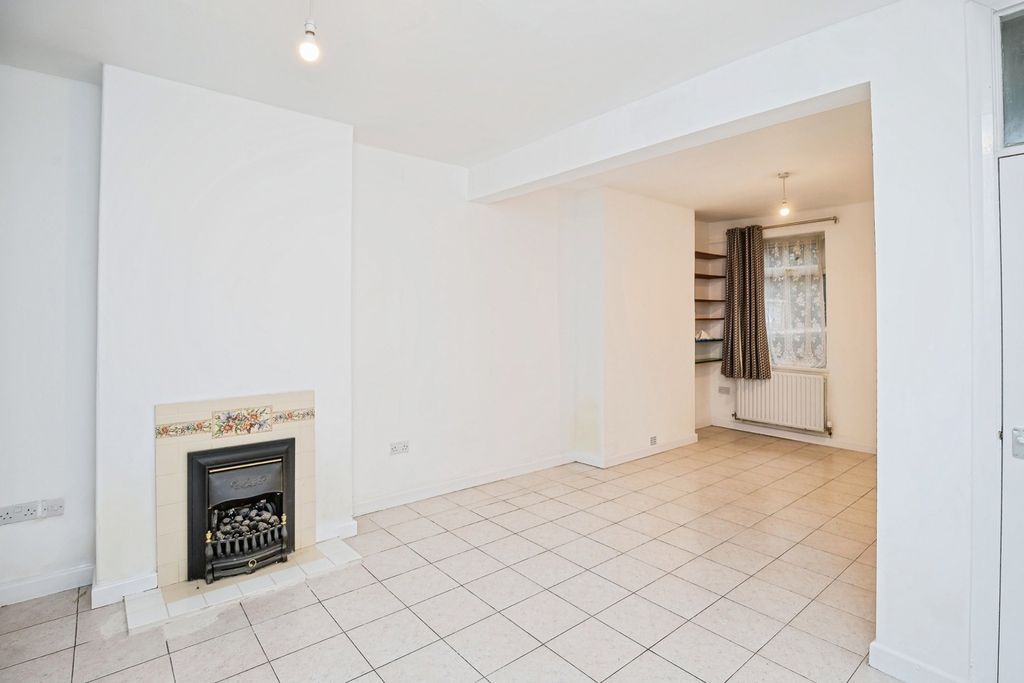 Property photo 3 of 18 Living/ Dining Room