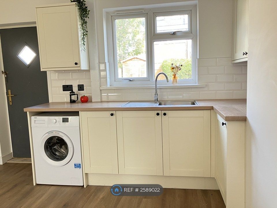 Property photo 2 of 12 Kitchen