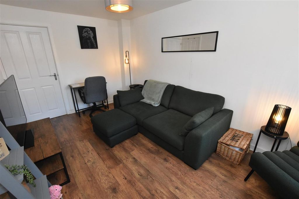 Property photo 2 of 16 Lounge