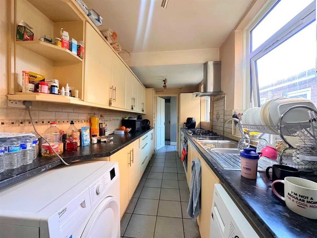 Property photo 1 of 10 Kitchen
