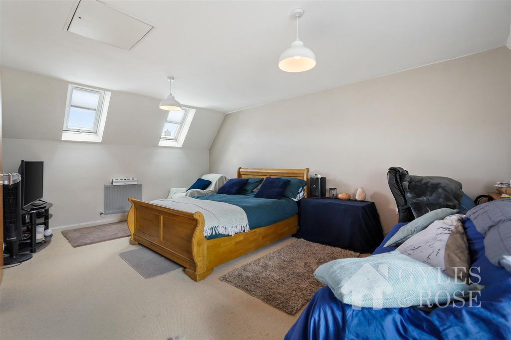 Property photo 1 of 18 Bedroom