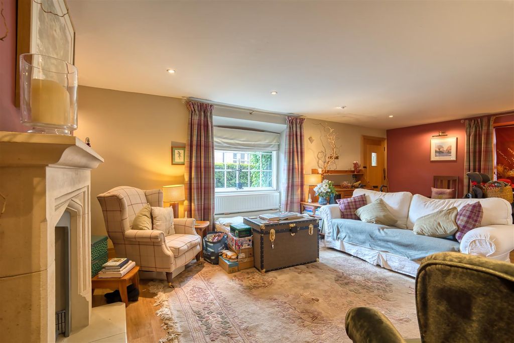 Property photo 2 of 8 Sitting Room