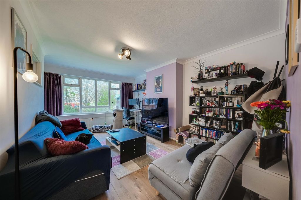 Property photo 2 of 11 Lounge