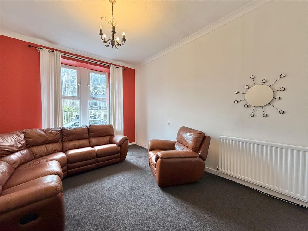 Property photo 3 of 11 Lounge