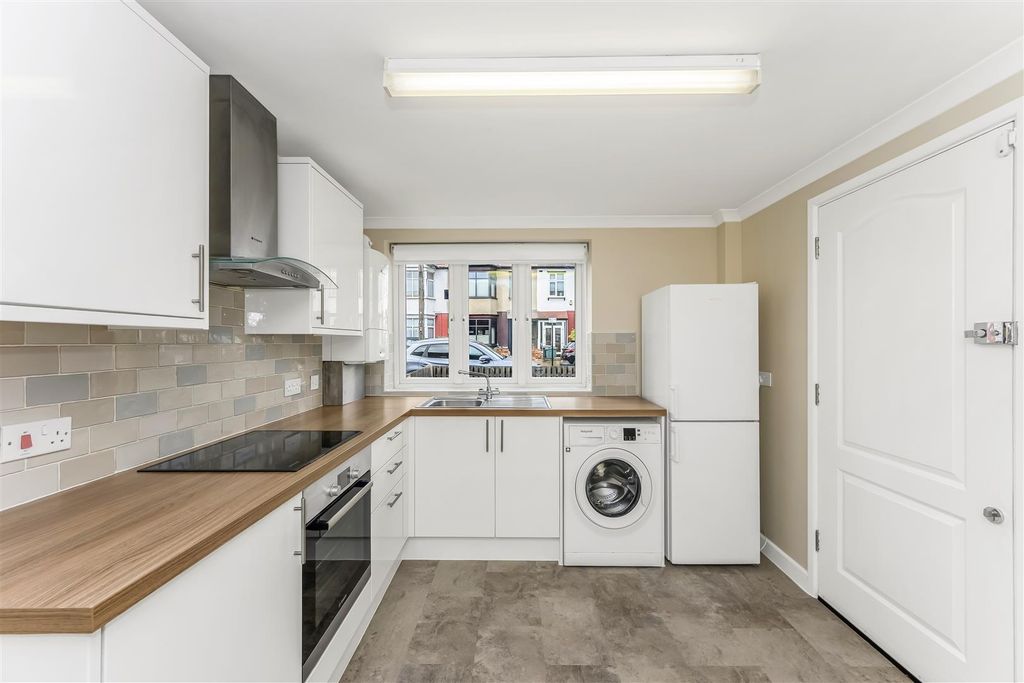 Property photo 2 of 16 14 Guildford Road-13.Jpg