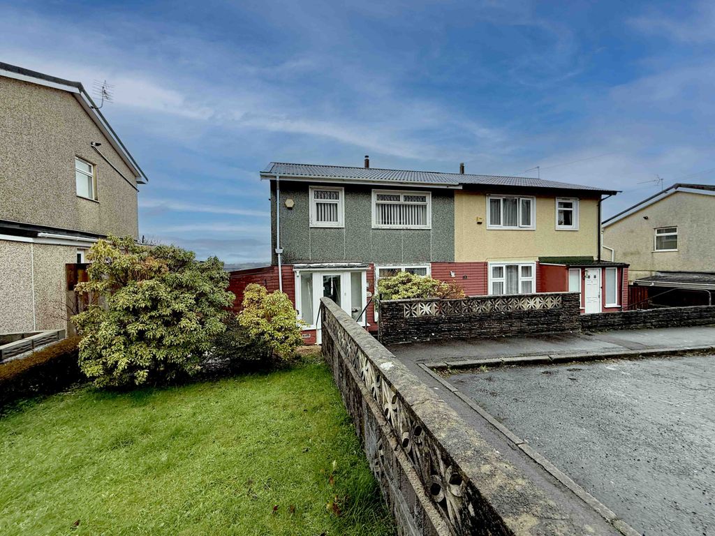 Property photo 1 of 10 3 Bedroom Semi Detached For Sale In Caergynydd Road, Waunarlwydd