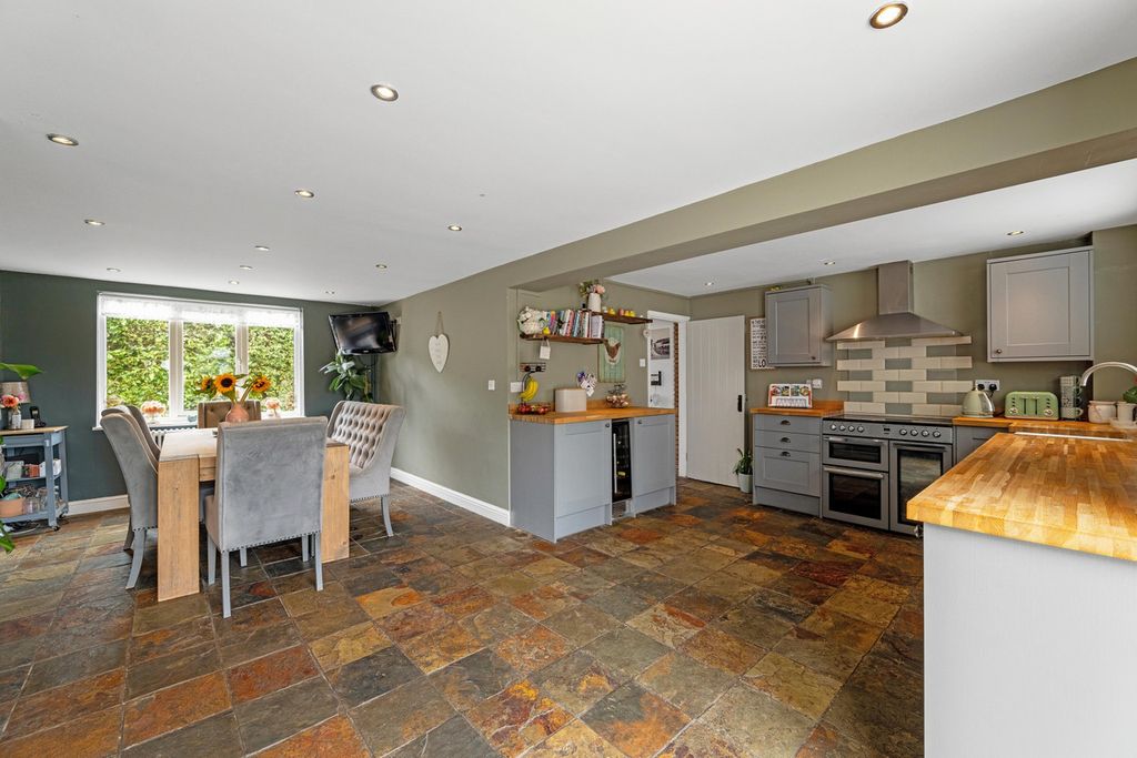Property photo 2 of 33