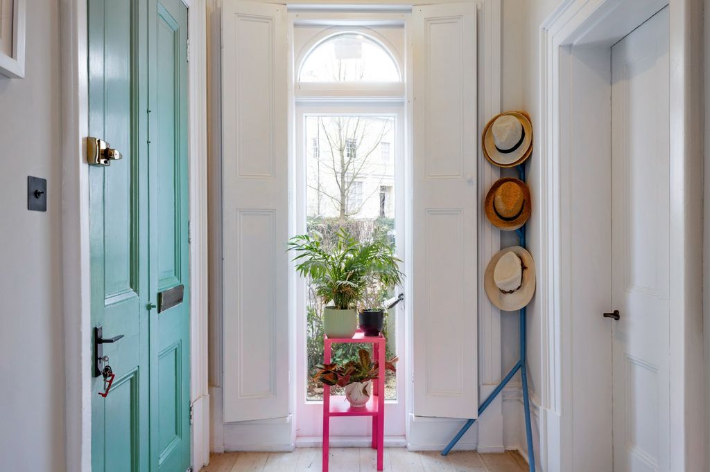 Property photo 2 of 21 Entrance Hall