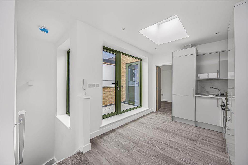 Property photo 3 of 18 59 High Street-3.Jpg