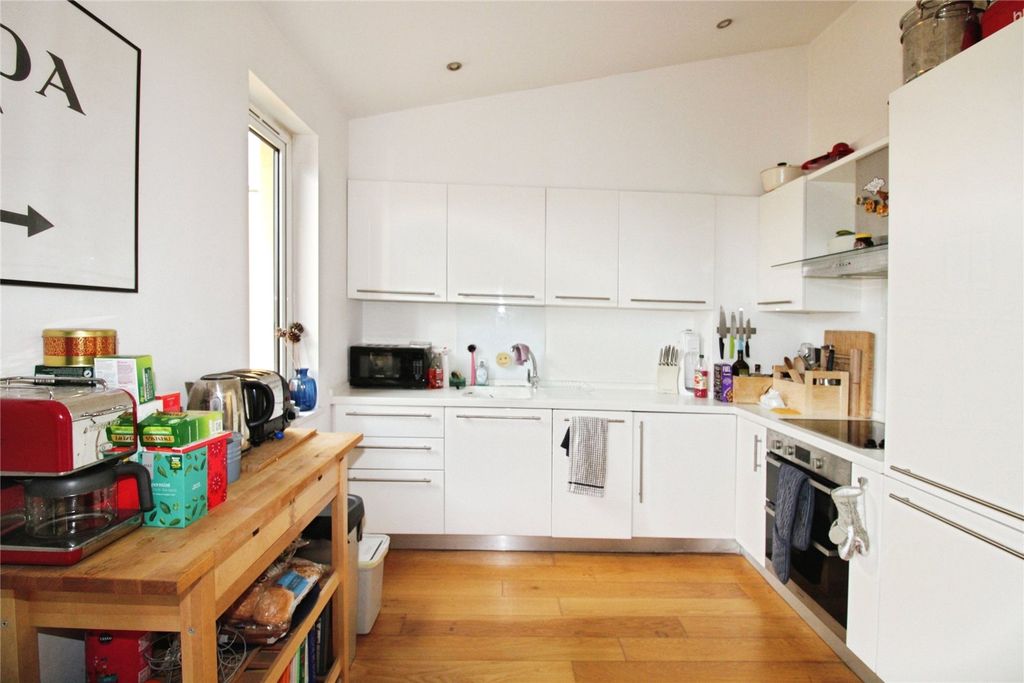 Property photo 3 of 15 Kitchen/Reception