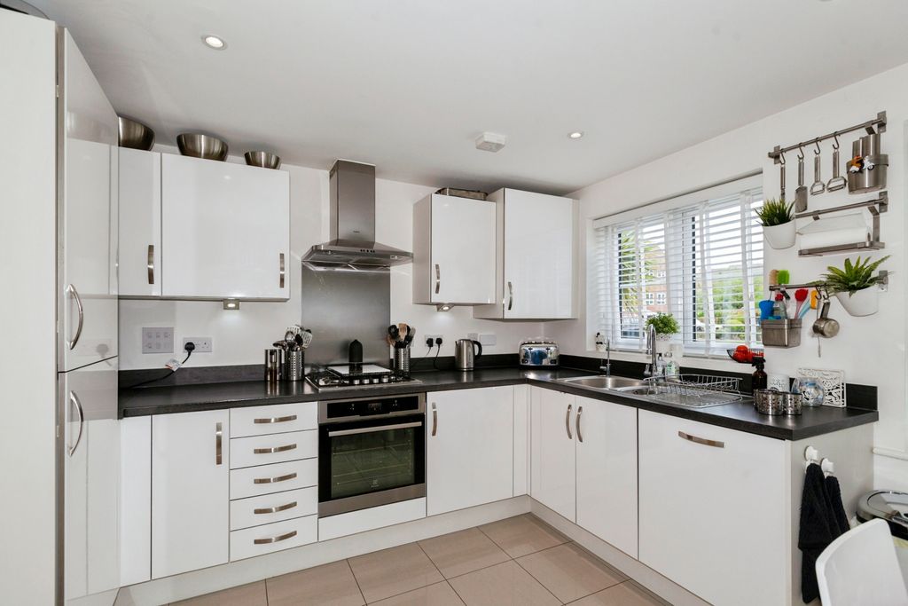 Property photo 3 of 20 Kitchen