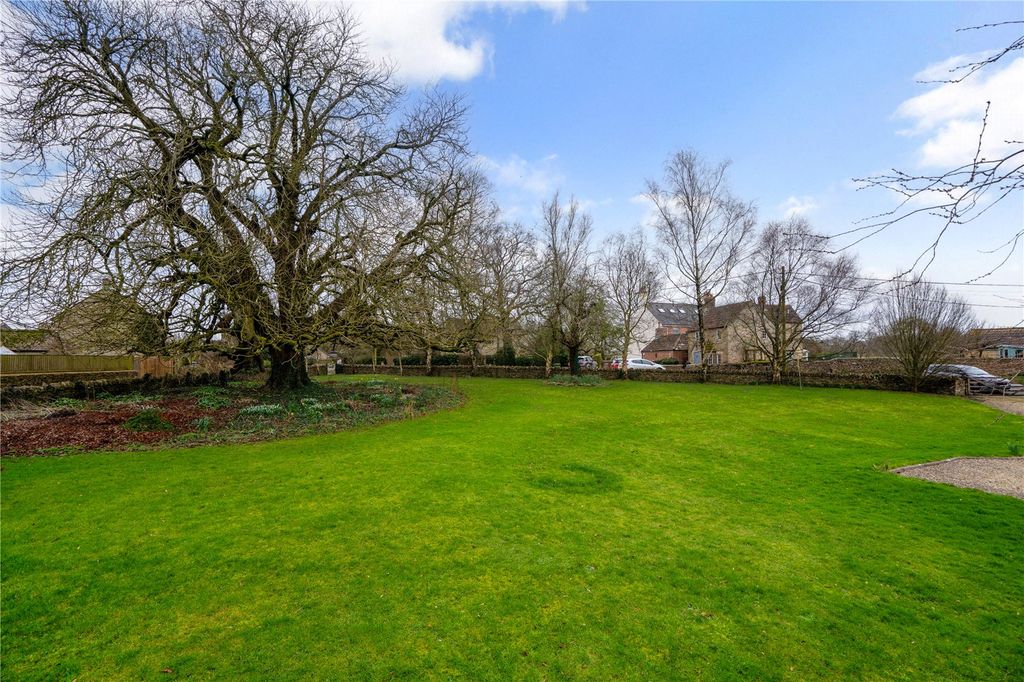 Property photo 3 of 35 Front Gardens