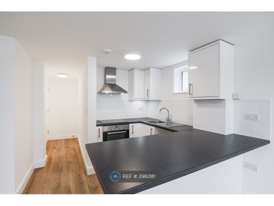 Property photo 3 of 16 Kitchen &amp; Breakfast Bar