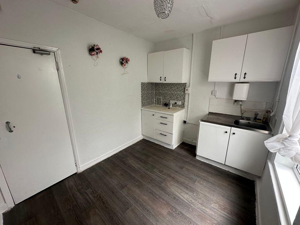 Property photo 2 of 5 Kitchen