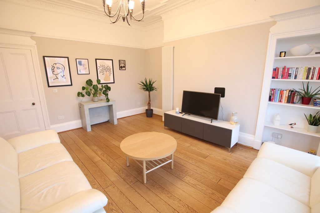 Property photo 3 of 15 Lounge