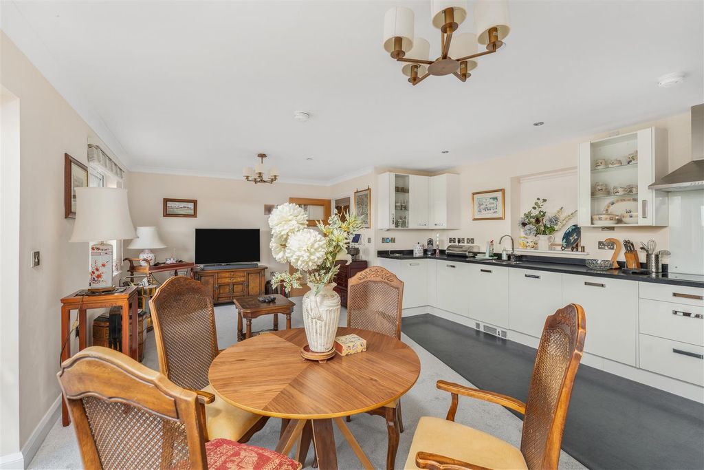 Property photo 2 of 19 77 Park Gardens, Banbury-10.Jpg