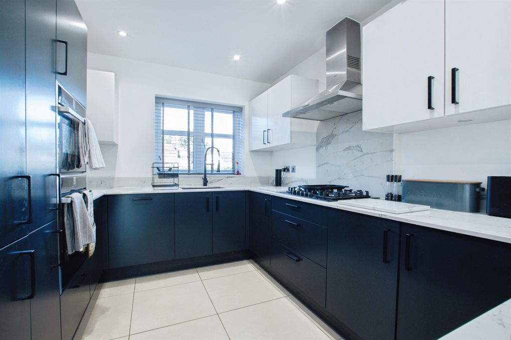 Property photo 2 of 27