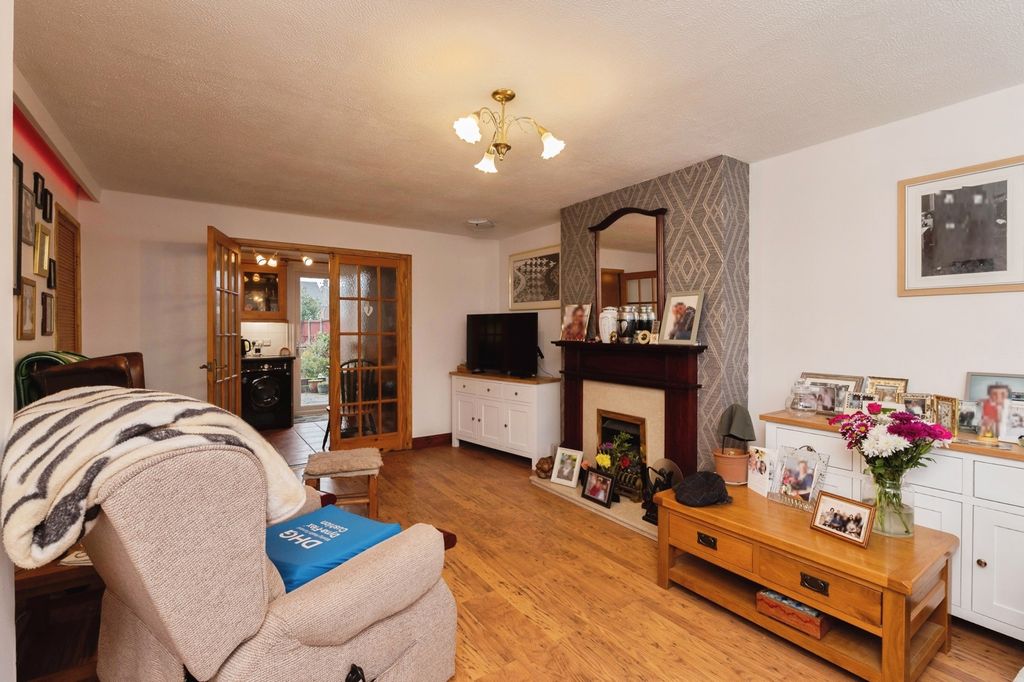 Property photo 2 of 18 Lounge