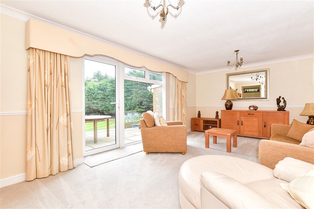 Property photo 3 of 11 Lounge