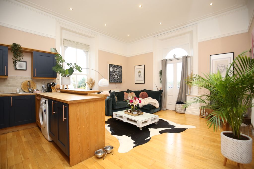 Property photo 3 of 11 4X8A6250