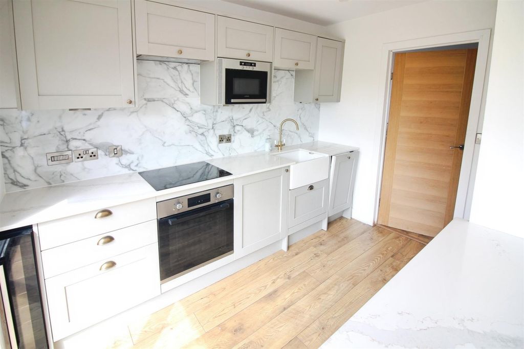 Property photo 2 of 14 Kitchen