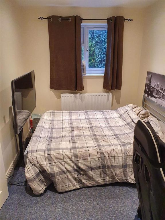 Property photo 3 of 8 Bedroom (2).Jpg