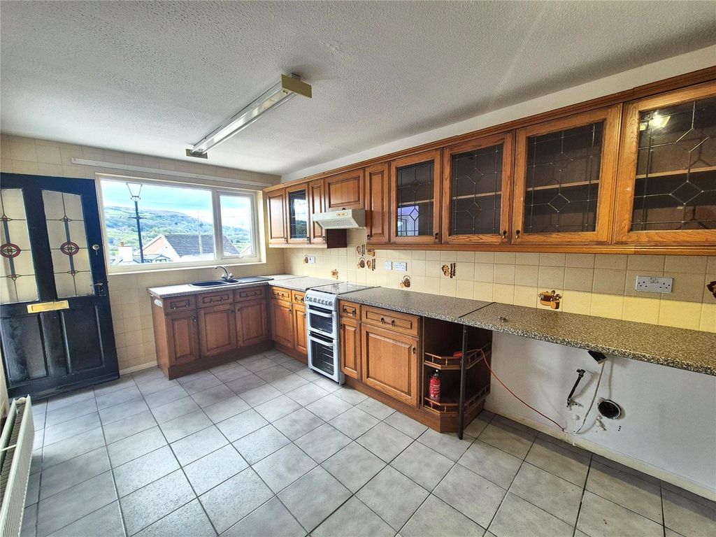 Property photo 3 of 18 Kitchen