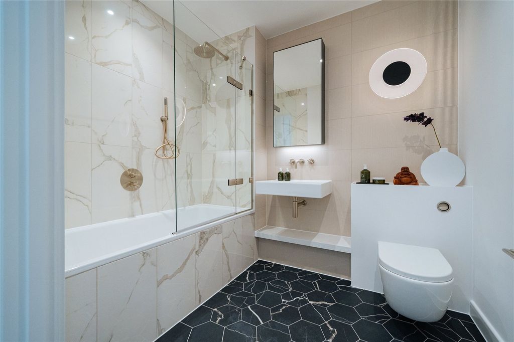 Property photo 3 of 16 Bathroom