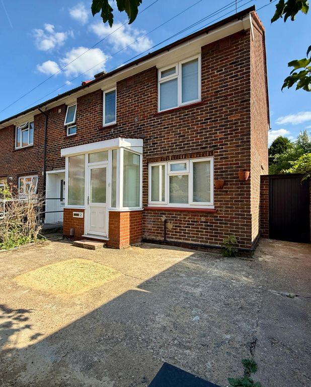 Property photo 1 of 11 Beautifully Refurbished 2-Bedroom House With Large Garden Near Forest Gate