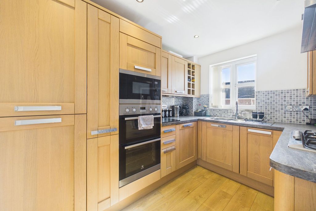 Property photo 3 of 12 Kithcen