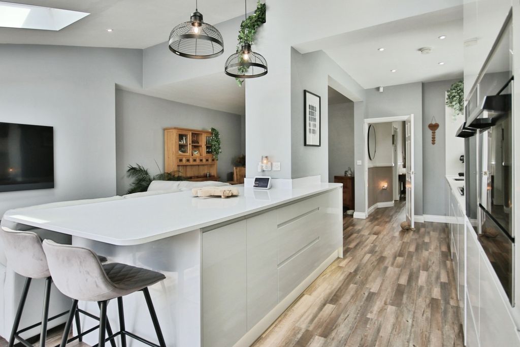 Property photo 2 of 27 4385624