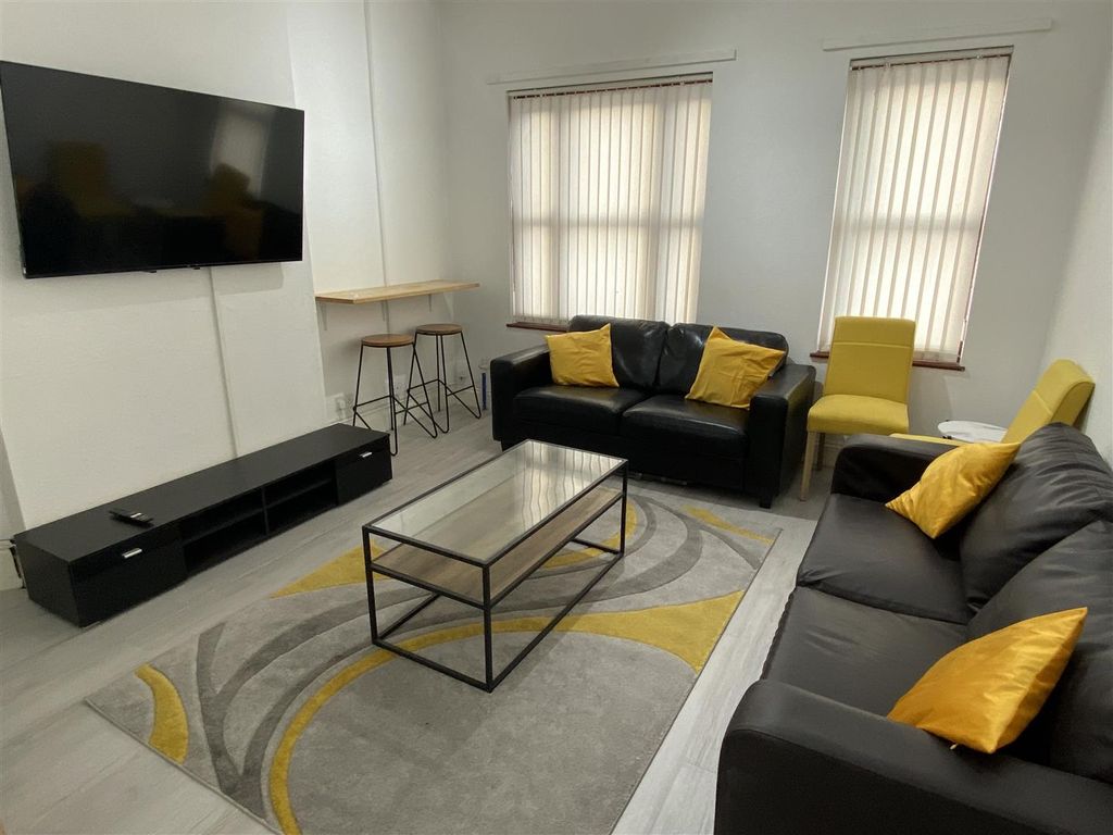 Property photo 2 of 17 Communal Lounge