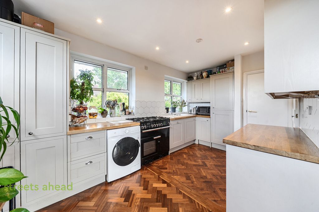 Property photo 2 of 21 B0176B34-2Fbc-4Ef...