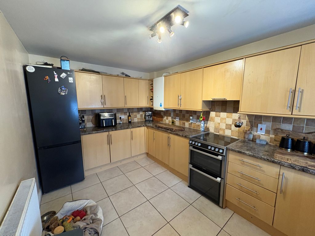 Property photo 3 of 15 Kitchen Aspect 2