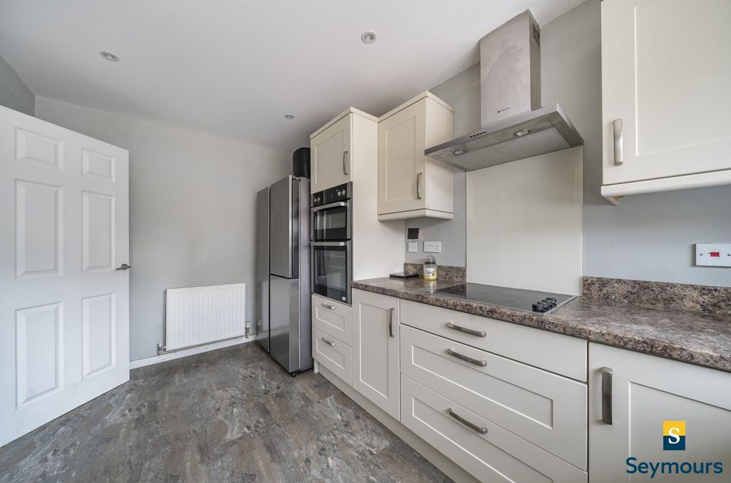 Property photo 3 of 17 Kitchen