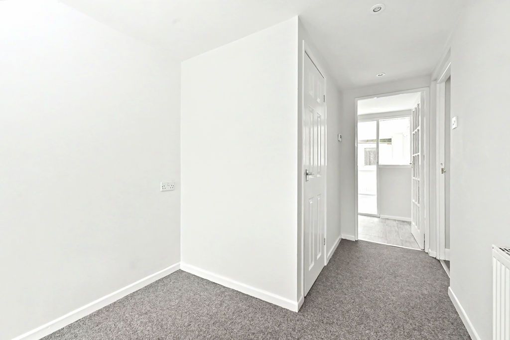 Property photo 3 of 38 Entrance Hall