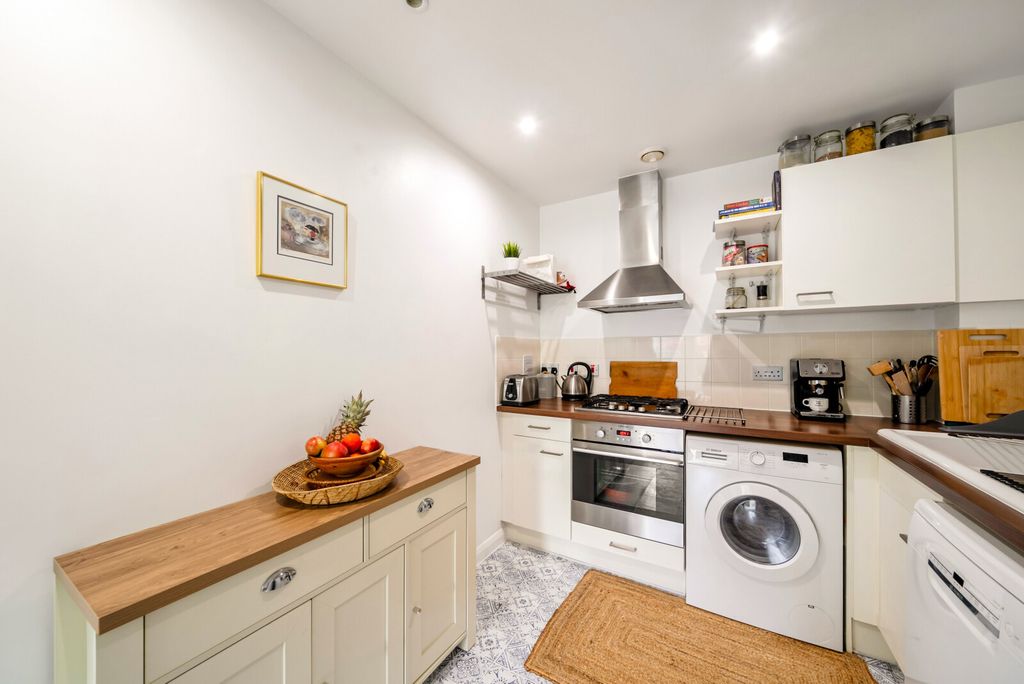 Property photo 3 of 10 Kitchen