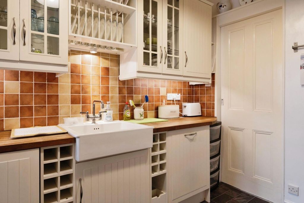 Property photo 3 of 17 Kitchen