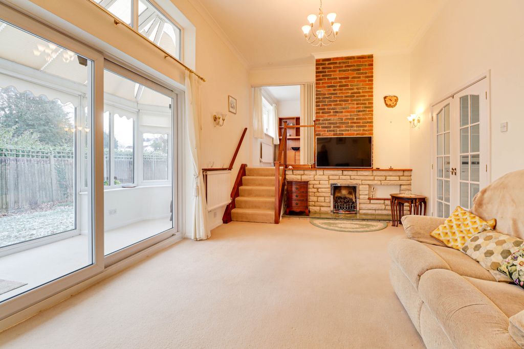 Property photo 2 of 18 Lounge