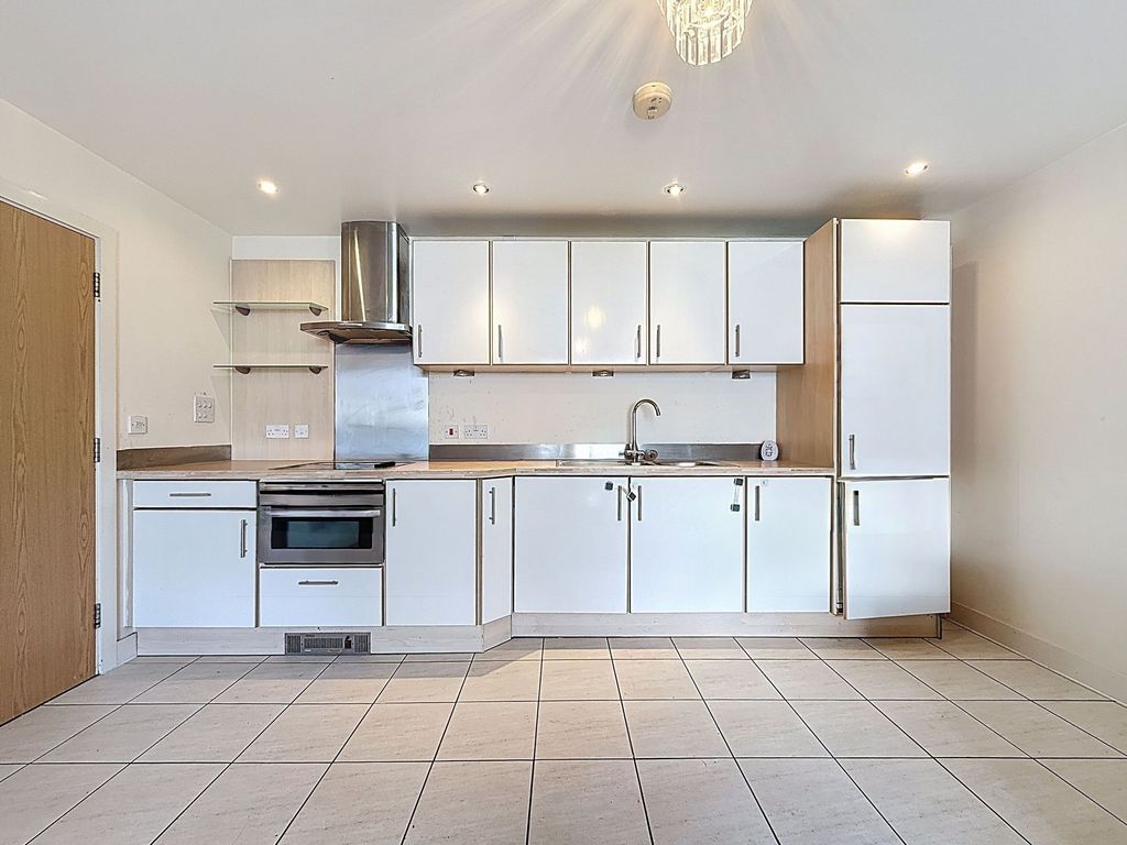 Property photo 3 of 18 Kitchen