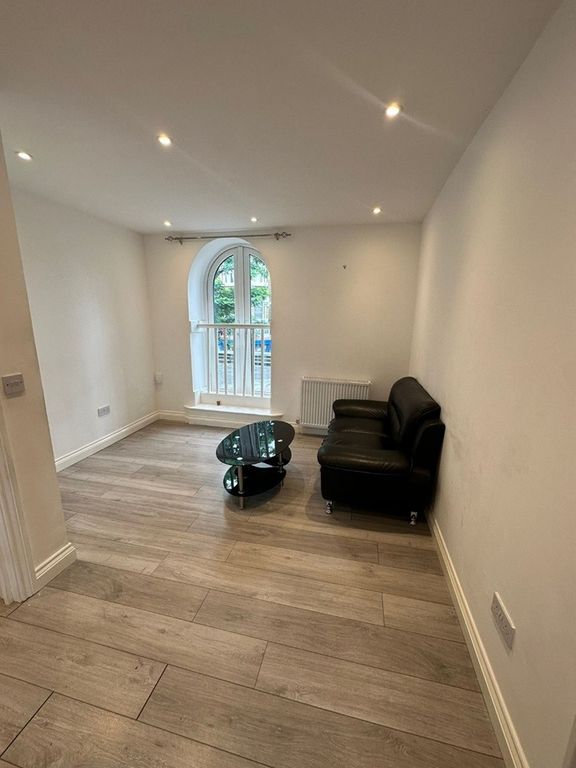 Property photo 1 of 5 2 Bed Flat To Rent