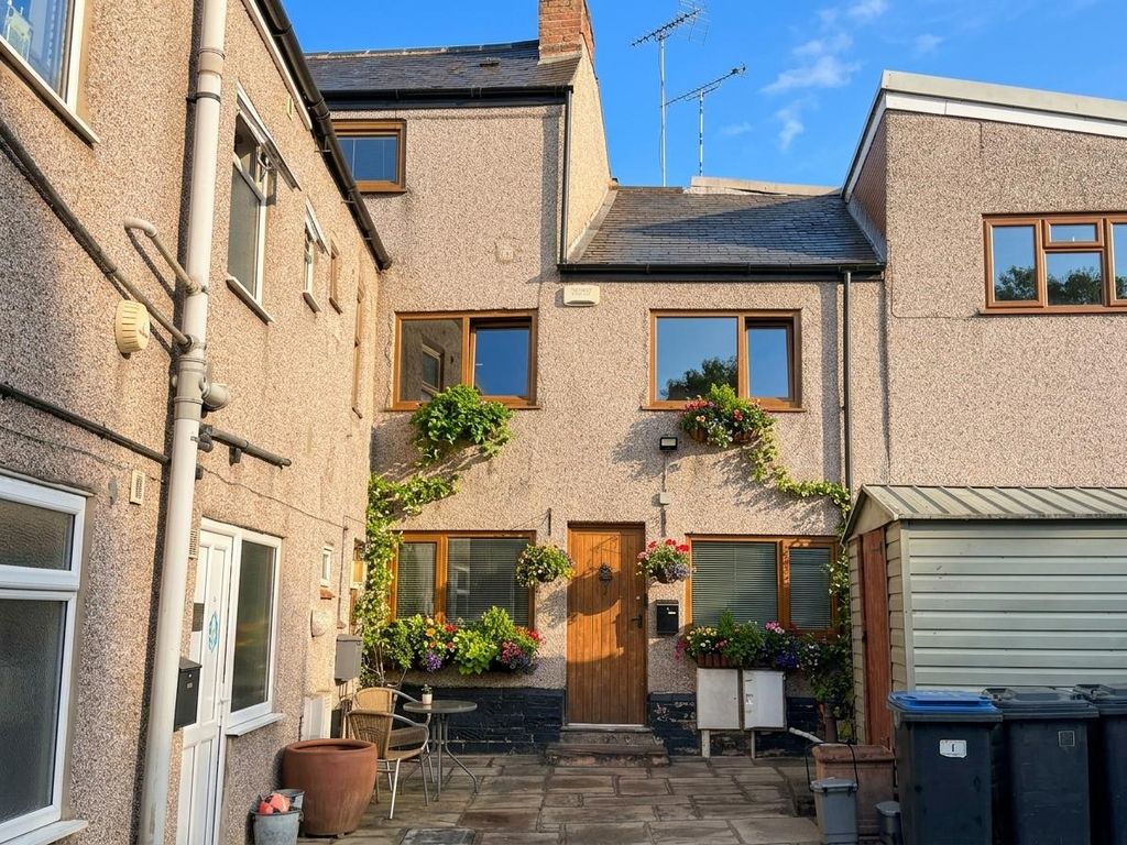 Property photo 1 of 17 Brookes Yard, Hinckley