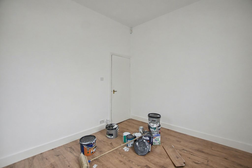 Property photo 3 of 12 29 Inverine Road, Charlton, London, Se7 7Nj