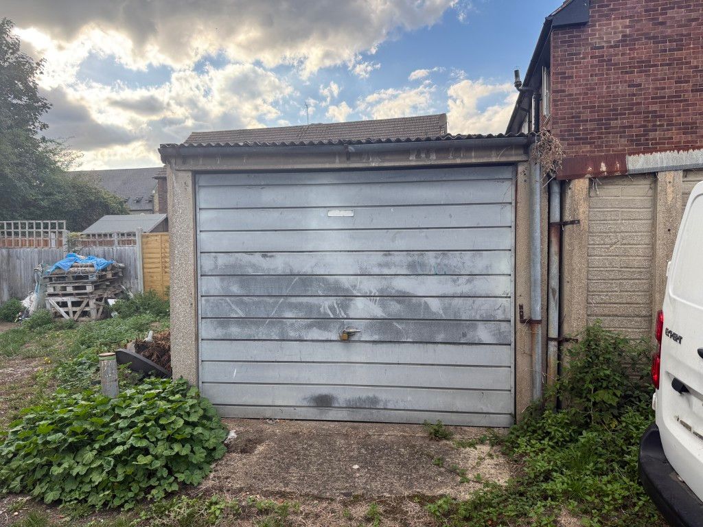 Property photo 3 of 4 Single Middle Garage