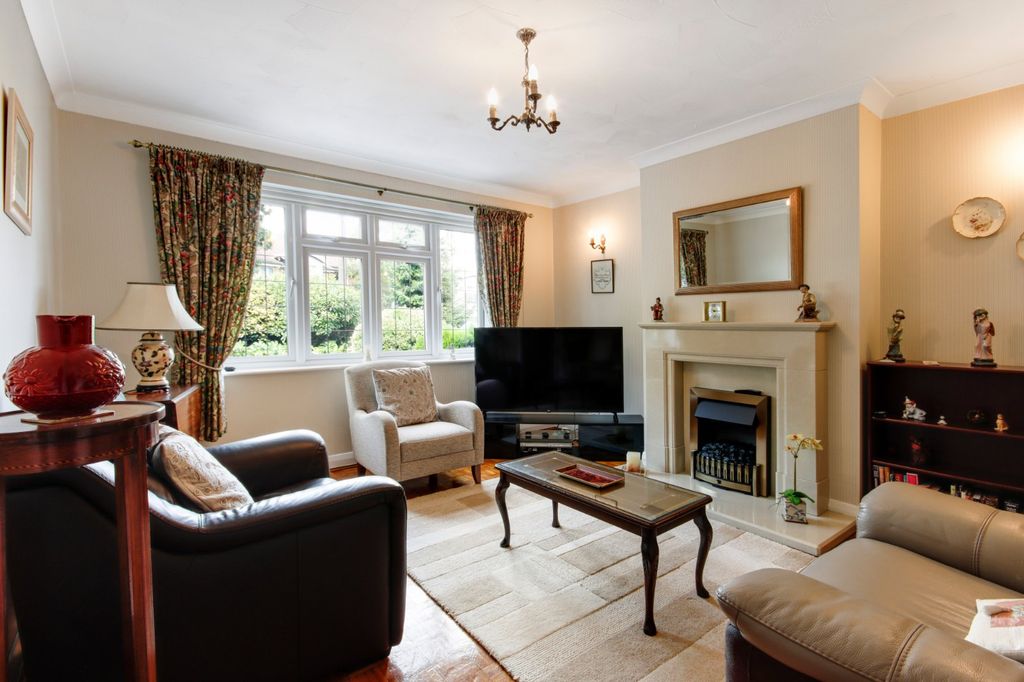 Property photo 2 of 18 Sitting Room