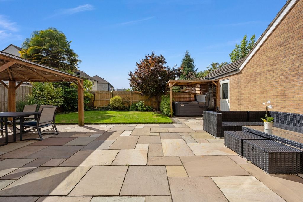 Property photo 2 of 39