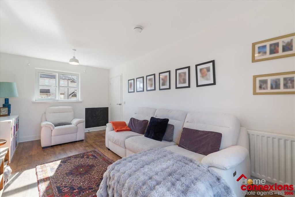 Property photo 3 of 25 Lounge (2)